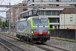 Siemens Vectron 475 422-2 der BLS durchfährt am 29.08.2023 solo den Bahnhof Pratteln.