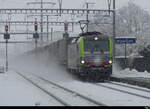 BLS - Lok 475 419 vor Güterzug bei der durchfahrt im Bhf.