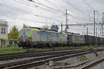 Doppeltraktion, mit den Siemens Vectron 475 415-6 und 193 711-9 durchfährt am 24.04.2024 den Bahnhof Pratteln.