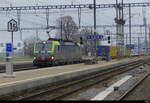 BLS - Schnappschuss der 475 402-4 mit Güterzug bei der Durchfahrt im Bhf.