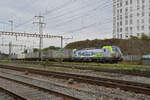 Siemens Vectron 475 417-2 der BLS durchfährt am 25.09.2024 den Bahnhof Pratteln.