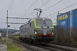 Siemens Vectron 475 421-4 der BLS fährt am 02.01.2025 Richtung Station Itingen.