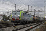 Siemens Vectron 475 405-7 der BLS durchfährt am 12.02.2025 den Bahnhof Pratteln.