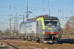 Re 475 405-7 wird beim Badischen Bahnhof abgestellt.