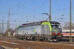 Re 475 404-0 durchfährt den Badischen Bahnhof.