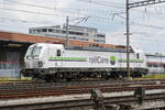 Lok 476 453-6 wartet auf einem Nebengleis beim Bahnhof Pratteln auf den nächsten Einsatz.