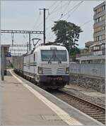 Die railCare Rem 476 457 mit einem Coop-RailCare Zug bei der Durchfahrt in Versoix.