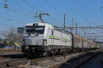 Siemens Vectron 476 452-8 der railCare durchfährt den Bahnhof Pratteln.