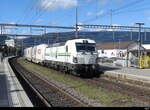 Rail Care - Lok 476 453-6 mit Güterzug unterwegs bei der durchfahrt im Bhf.