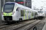 Nachschuss auf den RABe 528 201 mit der kreuzenden Rem 476 457  Aargau  der RailCare am 14.2.24 zwischen Brünnen Westside und Bümpliz Nord.