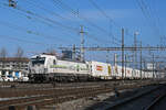 Siemens Vectron 476 452-8 von railCare durchfährt am 20.02.2025 den Bahnhof Pratteln.