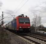 SBB Cargo 482 027-0 am 21.03.17 in Freiburg (Breisgau) über einen Zaun fotografiert von einen Gehweg aus