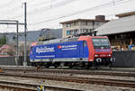 Re 482 018-9 durchfährt den Bahnhof Sissach.