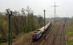 482 037 der InfraLeuna führte am 05.04.17 einen langen Kesselwagenzug durch Holzweißig Richtung Bitterfeld.