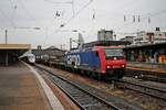 Durchfahrt am 06.10.2015 von Re 482 025-4 mit einem Containerzug über Gleis 1 durch den Badischen Bahnhof von Basel in Richtung Deutschland.