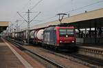 Durchfahrt am 03.11.2015 über Gleis 4 von Re 482 016-3 mit einem Containerzug durch den Badischen Bahnhof von Basel in Richtung Rangierbahnhof Muttenz.