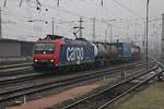 Durchfahrt bei leichtem Schneefall am 19.01.2016 von Re 482 021-3 mit einem Containerzug über Gleis 1 durch Basel Bad Bf in Richtung Rangierbahnhof Muttenz.