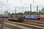 Während BLSC Re 4/4 174 (425 174-0)  Frutigen  mit BLSC Re 4/4 186 (425 186-4)  Leissigen  am Nachmittag des 01.06.2016 abgestellt im Badischen Bahnhof von Basel standen, fuhr Re 482 026-2