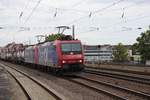 Am 04.10.2017 durchfährt eine Doppeltraktion Re482 von SBB Cargo mit einem Chemiecontainerzug den Hauptbahnhof von Ludwigshafen.