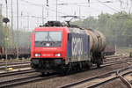 SBB Cargo 482 043-7 mit einem sehr langen Kesselzug durchfährt Duisburg-Entenfang 24.10.2017