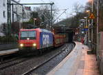 482 027-0  von der SBB-Cargo kommt bei Regenwetter und kommt aus Richtung Köln,Aachen-Hbf und fährt durch Aachen-Schanz mit einem Autolleerzug aus Safenwil(CH) nach Zeebrugge-Ramskapelle(B)