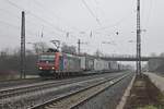 Mit einem KLV fuhr am 20.12.2016 die Re 482 019-7 durch den Bahnhof von Müllheim (Baden) in Richtung Norden.