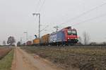 Mit einem  P&Q -Containerzug fuhr am 20.12.2016 die Re 482 024-7 bei Müllheim (Baden) auf der KBS 703 in Richtung Schweizer Grenze.