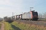 Re 482 014-8 bespannte einen Containerzug, als sie am 22.12.2016 bei Hügelheim im Markgräflerland in Richtung.