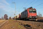 Mit einem Containerzug nach italien fuhr am 22.12.2016 die Re 482 007-2 nördlich von Müllheim (Baden) auf der Kursbuchstrecke 703 in Richtung Basel.