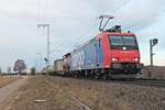 Re 482 016-3 am 22.12.2016 mit einem bunten Containerzug, als sie durchs Markgräflerland fuhr und hier bei Müllheim (Baden) in Richtung Basel unterwegs war.