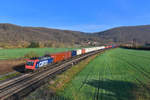 Re 482 039 mit einem Containerzug am 06.04.2018 bei Harrbach.