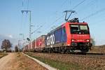 Mit einem  arcese -KLV nach Italien fuhr am 28.03.2017 die Re 482 024-7 nördlich von Müllheim (Baden) über die KBS 703 durchs Markgräflerland in Richtung Basel.