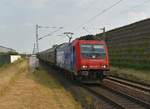 Mit Schiebwandwagen kommt die SBB-Cargo 482 038-7 bei Allerheiligen gen Neuss gefahren am Abend des 19.7.2018  