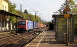 482 023-9 von SBB Cargo  kommt mit einem Containerzug aus Süden nach Köln und kommt aus Richtung Koblenz und fährt durch Bonn-Oberkassel in Richtung Köln-Gremberg.