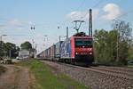 Am 13.04.2017 fuhr Re 482 011-4  ChemOil  mit einem bunten KLV durch den Bahnhof von Heitersheim in Richtung Freiburg (Breisgau).