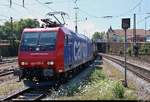 Containerzug mit Re 482 027-0 der SBB Cargo durchfährt den Bahnhof Offenburg auf Gleis 4 in nördlicher Richtung.