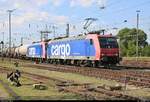 Kesselzug mit Re 482 032-0 und Re 482 031-2 der SBB Cargo durchfährt den Bahnhof Basel Bad Bf (CH) in südlicher Richtung.