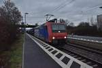 In Heddesheim/Hirschberg kommt die SBB Cargo 482 021-3 samt einem Tankwagenzug gen Süden durchgefahren.