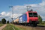 Mit dem  BASF -Zug DGS 49069 (Ludwigshafen BASF Ubf - Basel SBB Rbf) fuhr am Nachmittag des 06.06.2017 die Re 482 032-0 nördlich von Müllheim (Baden) in Richtung Schweizer Grenze.