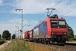 Am 05.07.2017 bespannte Re 482 034-6  Duisburg  einen langen Containerzug, als sie bei Müllheim (Baden) in Richtung Schweizer Grenze fuhr.