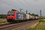 Mit einem langen Containerzug fuhr am 21.07.2017 die Re 482 025-4 südlich von Buggingen am dortgien Industriegebiet vorbei in Richtung Norden.