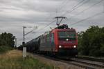 Mit einem  Kerosin -Kesselzug nach Glattburg (CH) fuhr am Abend des 27.07.2017 die Re 482 013-0  Alpäzähmer  bei Buggingen in Richtung Schweizer Grenze.