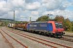 Durchfahrt am Mittag des 20.09.2017 von Re 482 013-0  Alpäzähmer  mit einem Containerzug als Rastatt-Umleiter durch den Bahnhof von Welschingen-Neuhausen in Richtung Singen (Hohentwiel).