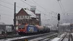 482 021 zieht einen Güterzug durch Weinheim (Bergstraße) Hbf in Richtung Süden.