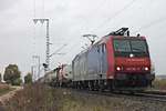 Mit einem Containerzug nach Italien fuhr am 20.10.2017 die Re 482 001-5 nördlich von Müllheim (Baden) durchs Markgräflerland gen Basel.