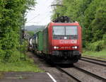 482 015-5  ChemOil von SBB-Cargo kommt mit einem Containerzug aus Süden nach Norden und kommt aus Richtung Koblenz und fährt durch Rolandseck in Richtung Bonn,Köln.