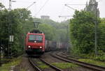 482 025-4 von SBB-Cargo kommt aus Richtung Aachen-West mit einem Containerzug aus Belgien nach Italien und fährt durch Aachen-Schanz in Richtung