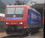 Der  Alpäzähmer  Re 482 026 steht vor dem Depot in Erstfeld.