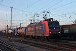 Durchfahrt am Abend des 14.02.2018 von Re 482 022-1  Alpäzähmer  mit einem Containerzug durchs nördliche Vorfeld vom Badischen Bahnhof von Basel in Richtung Rangierbahnhof Muttenz.