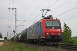 Mit dem  BASF -Zug DGS 49069 (Karlsruhe Rbf - Basel SBB Rbf) fuhr am Nachmittag des 03.05.2018 die Re 482 011-4  ChemOil  nördlich von Müllheim (Baden) durchs Rheintal in Richtung Schweiz.